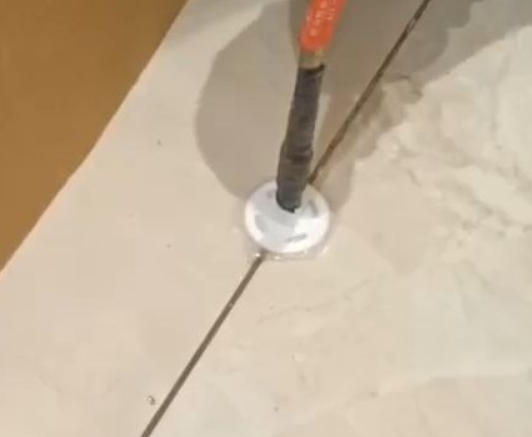 翁源瓷砖空鼓维修公司专业解答瓷砖在铺贴过程中，如果没有涂抹均匀到位的粘结材料（如水泥砂浆或瓷砖胶），可能会导致以下问题