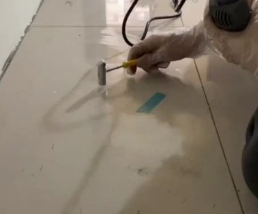 翁源瓷砖开裂维修公司专业分享瓷砖在铺贴前如果没有沥干水分，将会导致以下问题